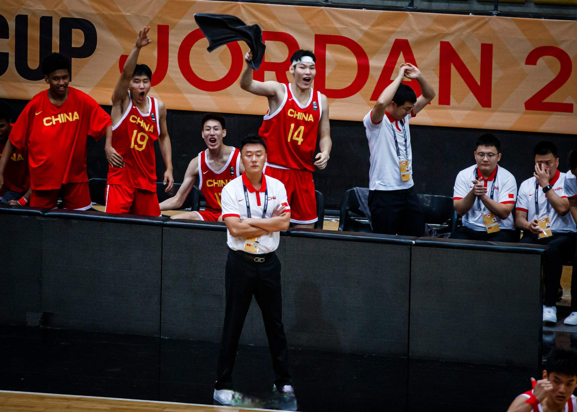 江苏队碾压掘金,西亚卡姆扛起全队 江苏队碾压掘金,西亚卡姆扛起全队