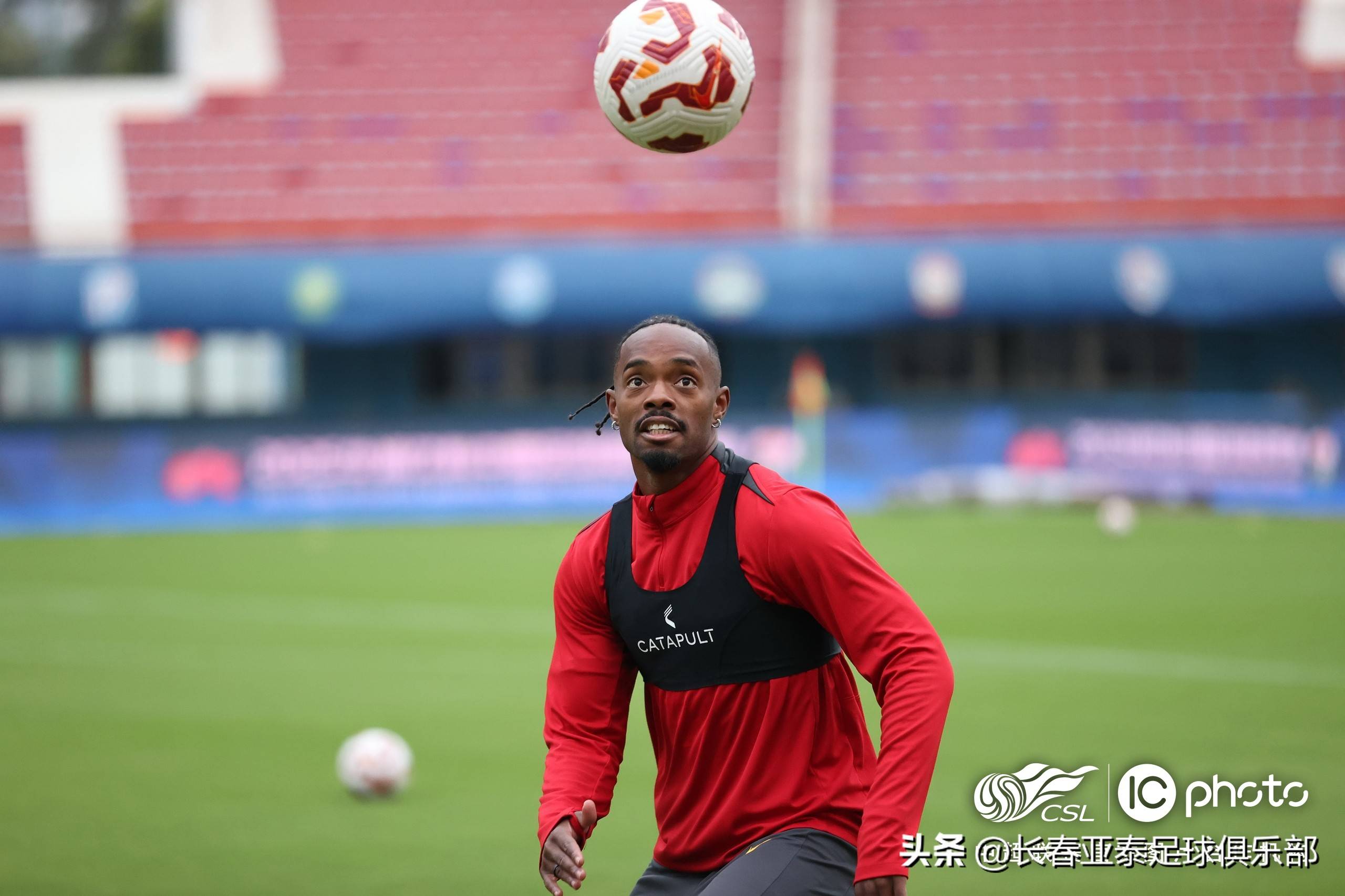 智利险胜奥地利，苏亚雷斯状态火热