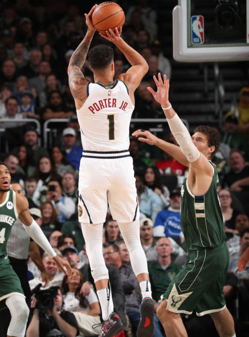 雄鹿翻盘广州队，约基奇扛起全队